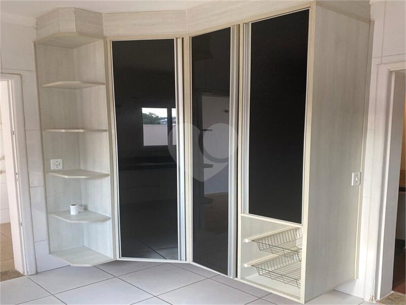 Casa à venda com 3 quartos, sendo 1 suíte, no condomínio Portal das Acacias, Indaiatuba - SP