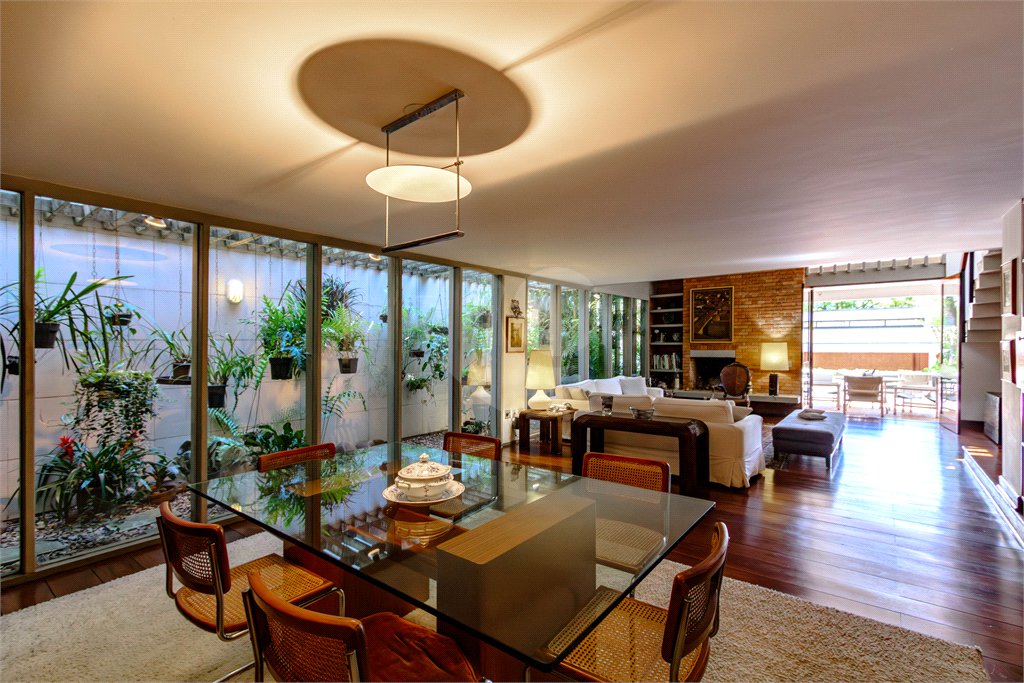 Casa à venda com 4 quartos, sendo 1 suíte,  em Jardim Leonor, São Paulo, SP