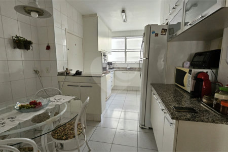 Apartamento à venda com 3 quartos, sendo 1 suíte, em Moema, São Paulo, SP