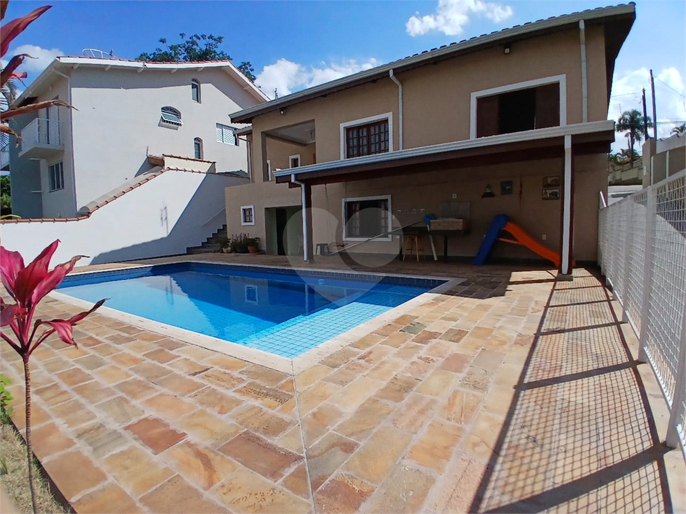 Casa à venda com 5 quartos, sendo 3 suítes, em Vila Santista, Atibaia, SP