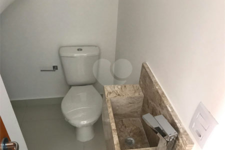 Casa à venda com 3 quartos, sendo 1 suíte, no condomínio Parque Vitória, São Paulo - SP