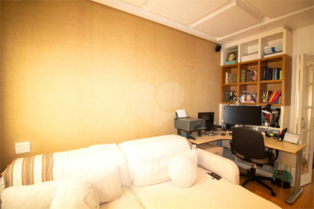 Casa à venda com 4 quartos, sendo 3 suítes, no condomínio Residencial Sans Souci, São Paulo - SP