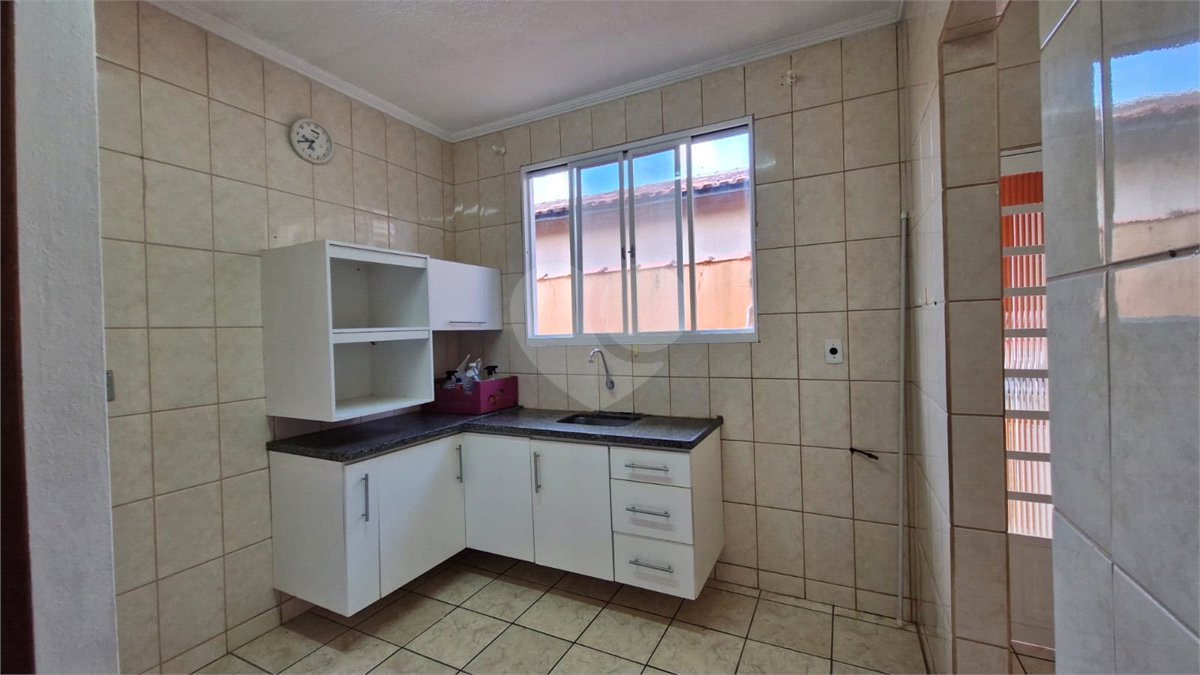 Casa para alugar com 3 quartos, sendo 1 suíte, no condomínio Santa Mônica, Atibaia - SP