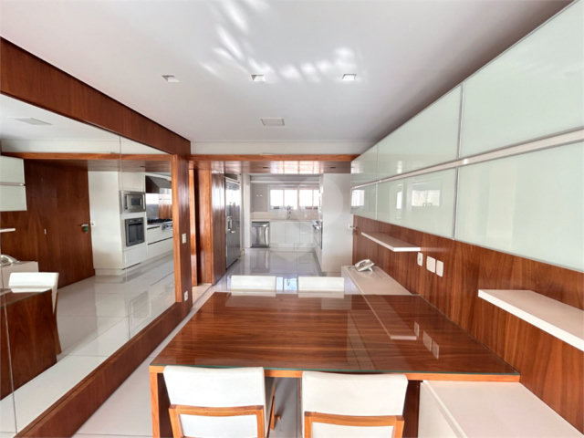 Apartamento à venda com 3 suítes em Moema, São Paulo, SP