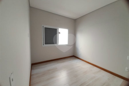 Belíssima Casa à Venda no Condomínio Damha IV