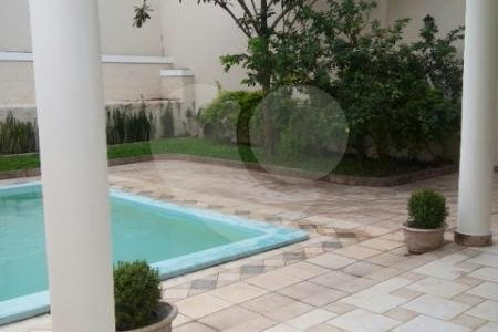 Casa à venda com 4 quartos, sendo 3 suítes, em Jardim Leonor, São Paulo, SP