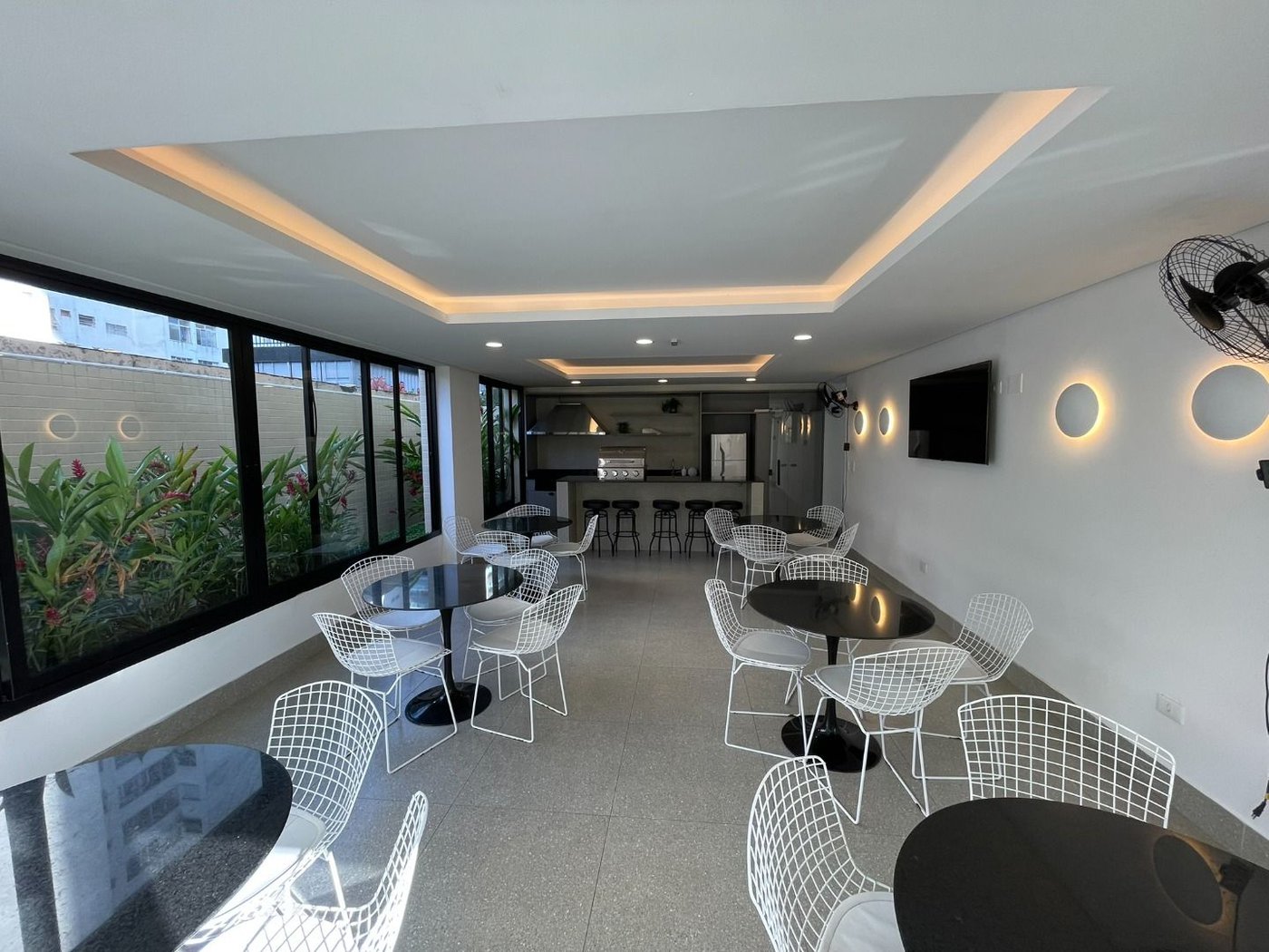 Apartamento 2 dormitórios (1 suíte), porteira fechada, 1 vaga demarcada, no José Menino, Santos