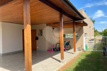 Casa à venda com 4 quartos, sendo 3 suítes, no condomínio Primavera, Salto - SP