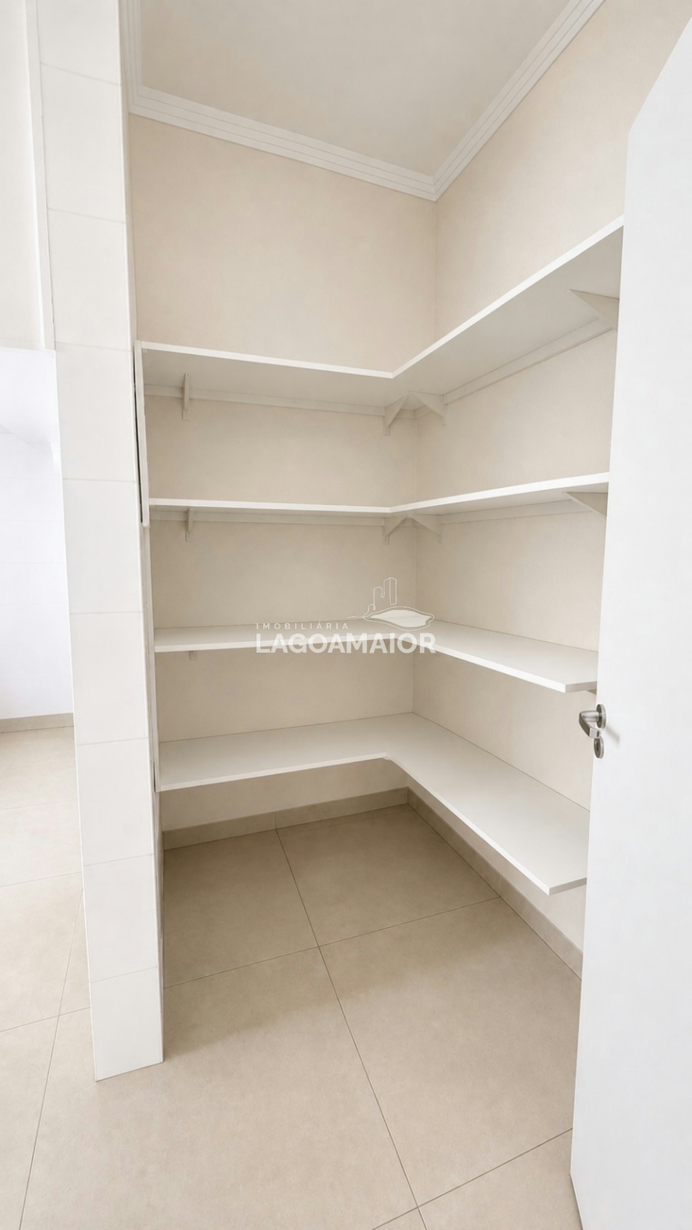 Casa à venda com 3 quartos, sendo 3 suítes, no condomínio Residencial Costa Leste, Três Lagoas - MS