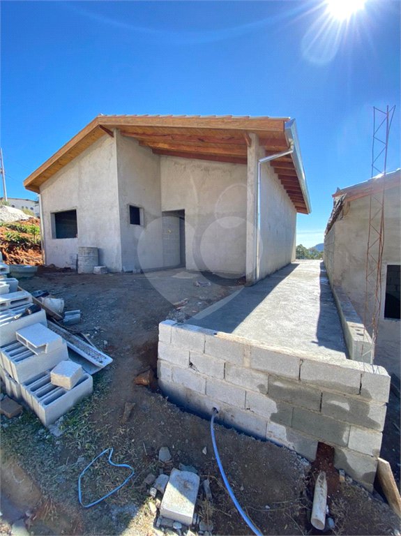 Casa à venda com 2 quartos, sendo 1 suíte, no condomínio Águas de São Pedro, Mairiporã - SP