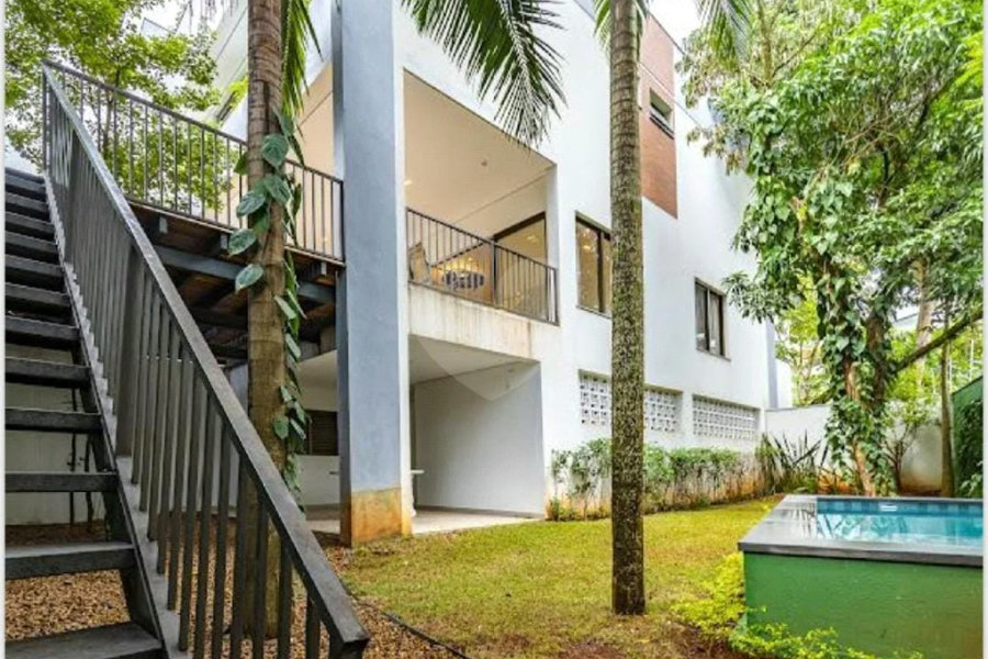 Casa à venda com 3 quartos, sendo 2 suítes, no condomínio Residencial Erika, São Paulo - SP