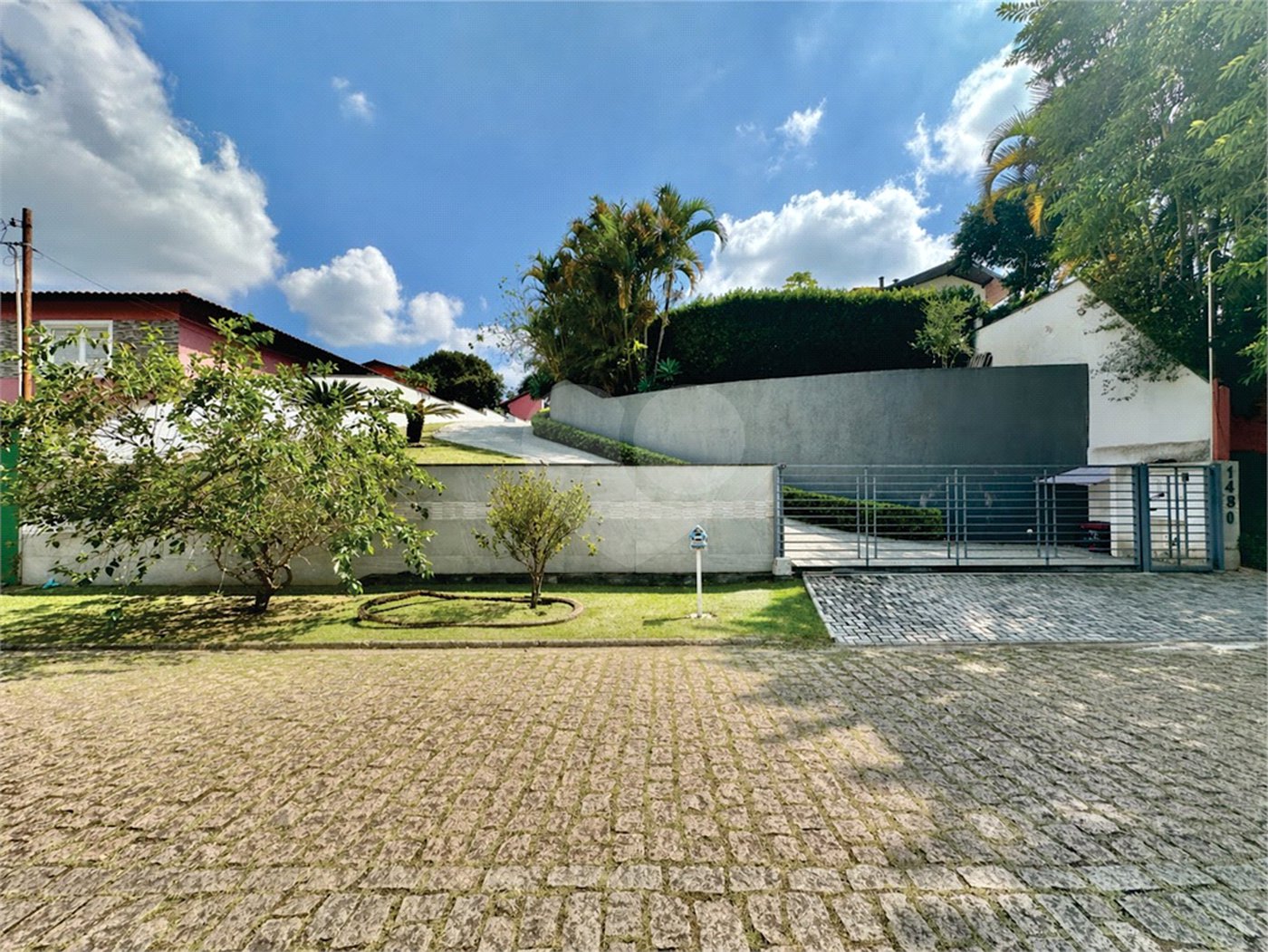 Casa à venda com 4 quartos, sendo 2 suítes,  no condomínio Granja Vianna II, Cotia - SP