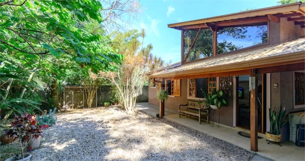 Casa à venda com 4 quartos, sendo 2 suítes,  em Granja Viana, Cotia, SP