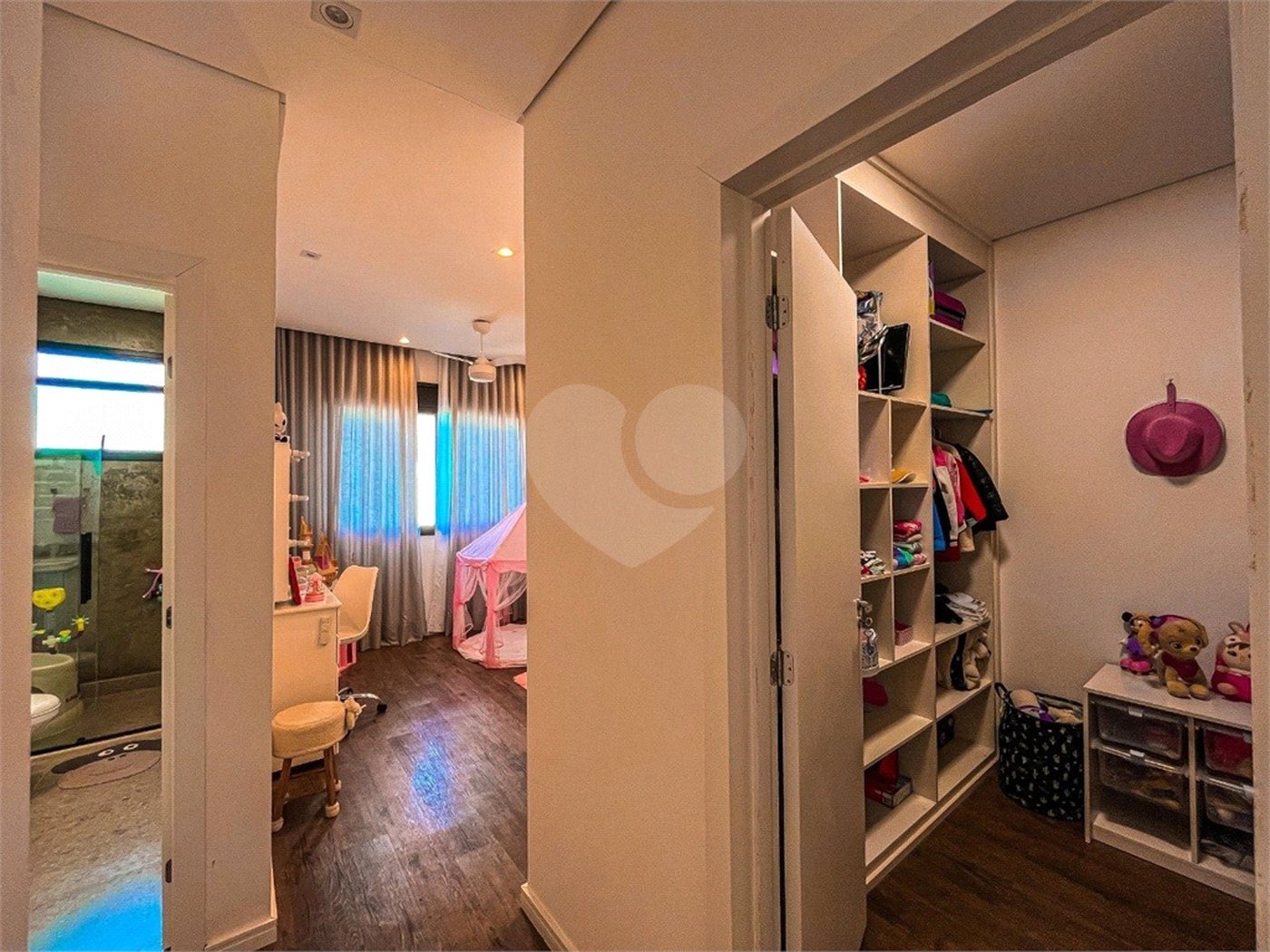Casa à venda com 4 quartos, sendo 3 suítes,  no condomínio Vintage, Cotia - SP