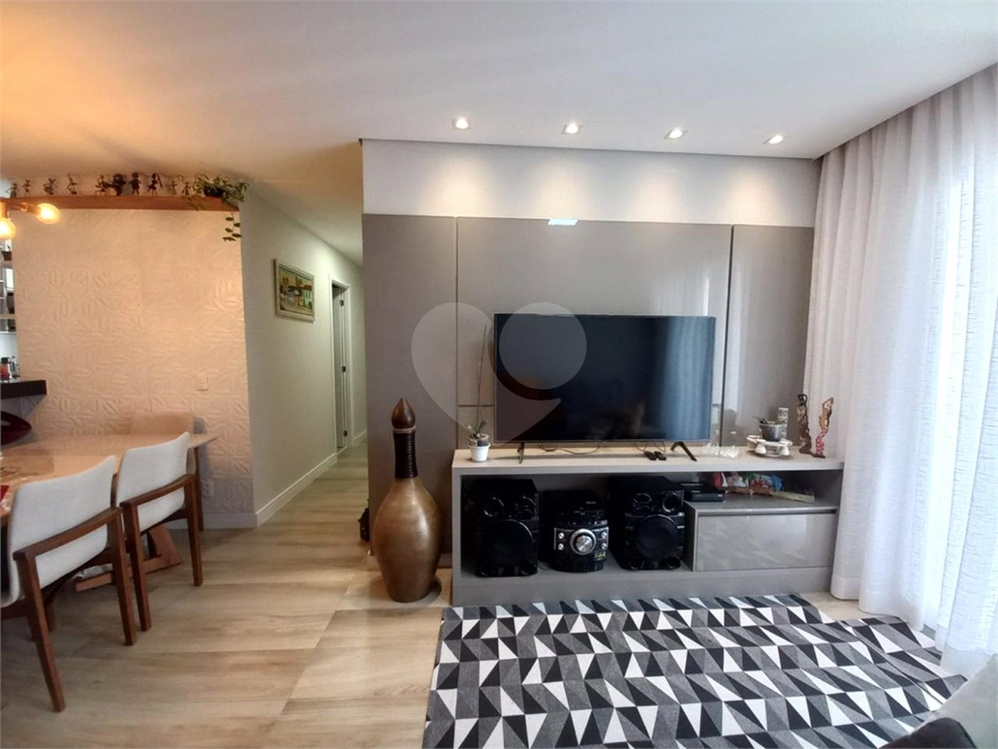 Apartamento à venda com 2 quartos, sendo 1 suíte,  em Jardim São Pedro, Mogi das Cruzes, SP