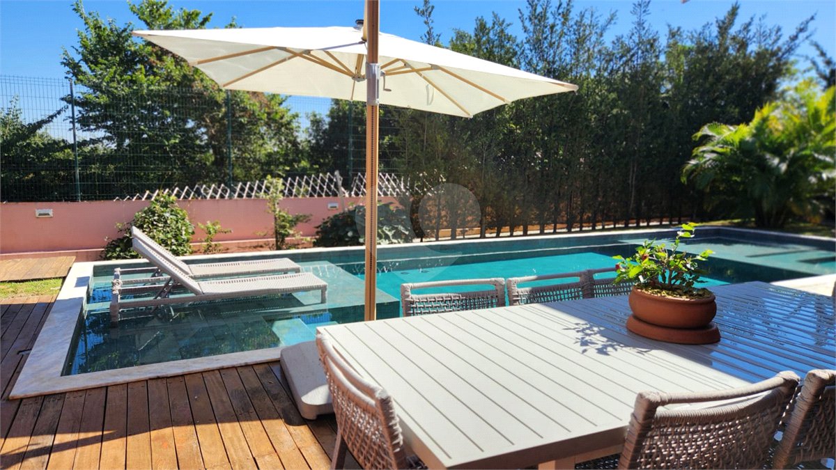 Casa à venda com 4 quartos, sendo 2 suítes, no condomínio Residencial Jardim Primavera, Louveira - SP