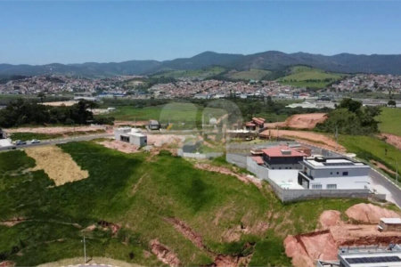Terreno em condomínio fechado com 1.086 metros, pronto para construir, ampla área de lazer, aceita financiamento