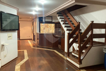 Casa Térrea com Acabamento em Tijolo Aparente e Quintal Amplo - Próximo ao Shopping Iguatemi