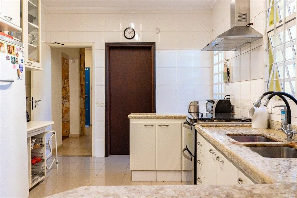 Sobrado à venda com 4 quartos, sendo 2 suítes, em Vila Madalena, São Paulo, SP