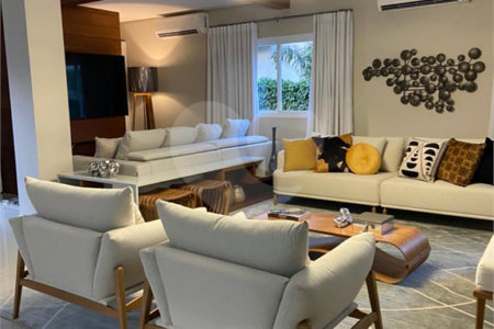 Casa à venda com 4 suítes no condomínio Marambaia, Vinhedo - SP