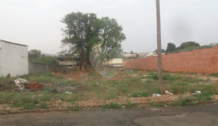 Terreno à venda em Vila Prado, São Carlos, SP