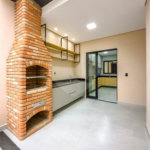 Indaiatuba - Jardim Bom sucesso - Área total: 150m² - Área construída: 115m² - 3 dormitórios sendo 1 suíte com armário planejado;Sala para dois ambientes; Banheiros com box gabinetes e espelhos; Área gourmet com churrasqueira a carvão e móveis planejados; Lavanderia coberta; Ar condicionado na sala