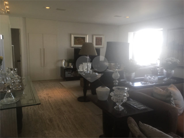 Apartamento à venda com 4 quartos, sendo 3 suítes,  em Moema, São Paulo, SP