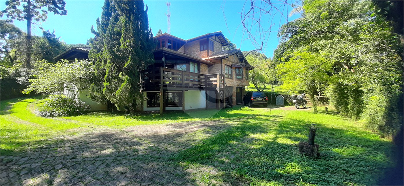 Sobrado à venda com 3 suítes em Serra da Cantareira, Mairiporã, SP