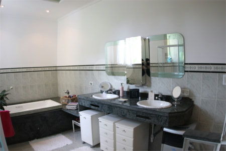 Casa à venda ou para alugar com 3 suítes em Vila Petrópolis, Atibaia, SP