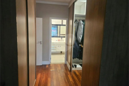 Sobrado à venda com 4 quartos, sendo 2 suítes, em Brooklin Paulista, São Paulo, SP