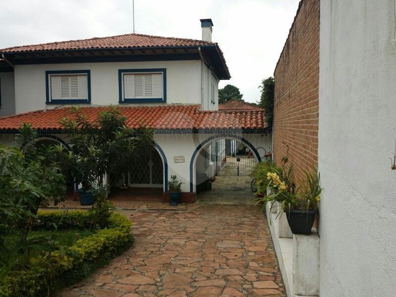 Casa à venda com 5 quartos, sendo 2 suítes, no condomínio Luís Romero Sanson, São Paulo - SP
