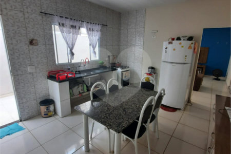 Casa Térrea com 2 dormitórios.