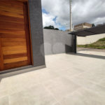 Casa térrea em Atibaia com 3 suítes, sala 2 ambientes, 2 vagas garagem, excelente localização, pronta para morar
