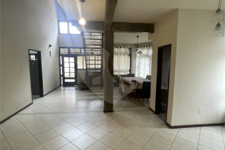 Casa à venda com 5 quartos, sendo 3 suítes, no condomínio Recanto das Palmeiras, Rio de Janeiro - RJ