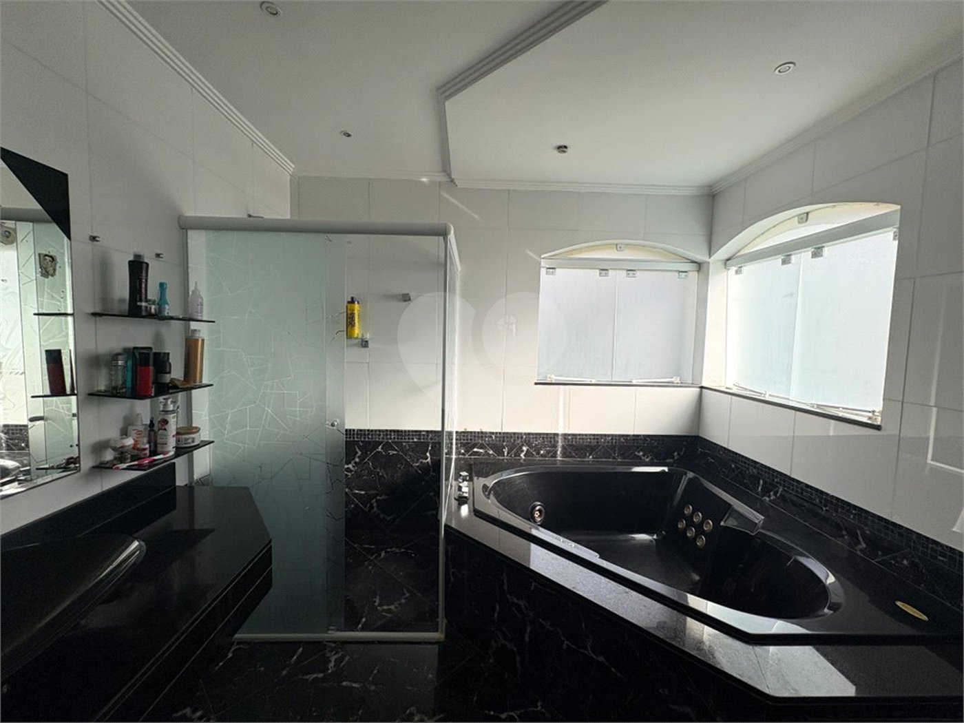 Casa à venda com 4 quartos, sendo 2 suítes,  em Vila Oliveira, Mogi das Cruzes, SP