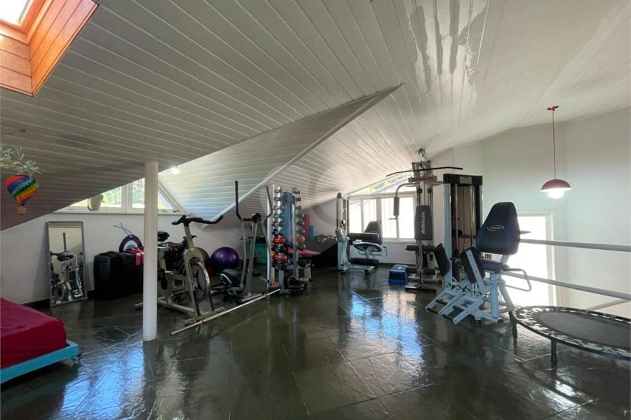 Casa à venda com 4 quartos, sendo 2 suítes, no condomínio Residencial Itatinga I, São Paulo - SP
