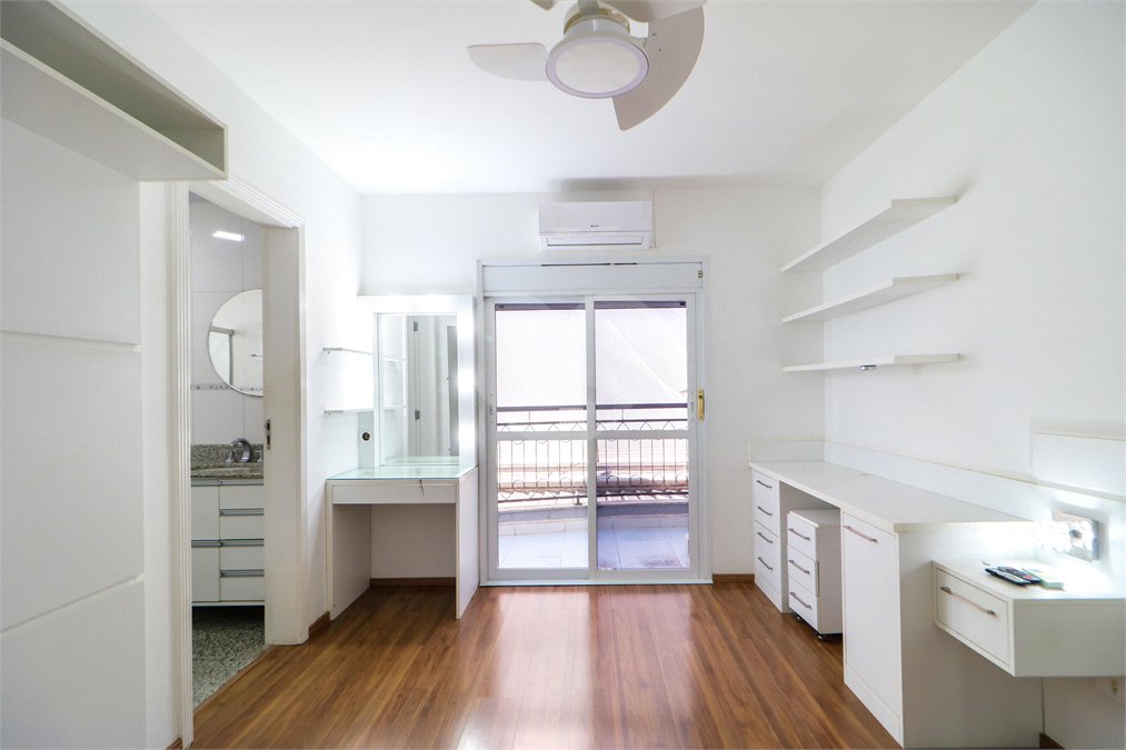 Casa à venda com 4 quartos, sendo 3 suítes, no condomínio Flower Garden Residence, São Paulo - SP
