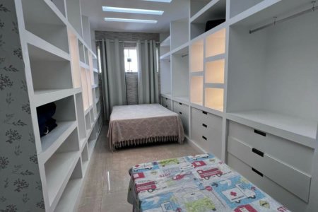 Casa à venda com 8 quartos, sendo 2 suítes, em Flórida, Praia Grande, SP