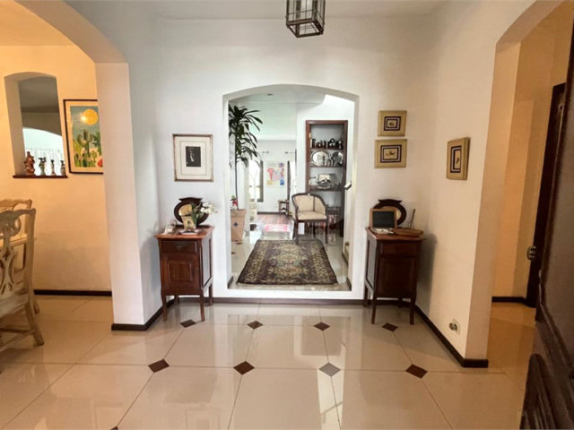 Casa à venda com 4 quartos, sendo 2 suítes,  em Morumbi, São Paulo, SP