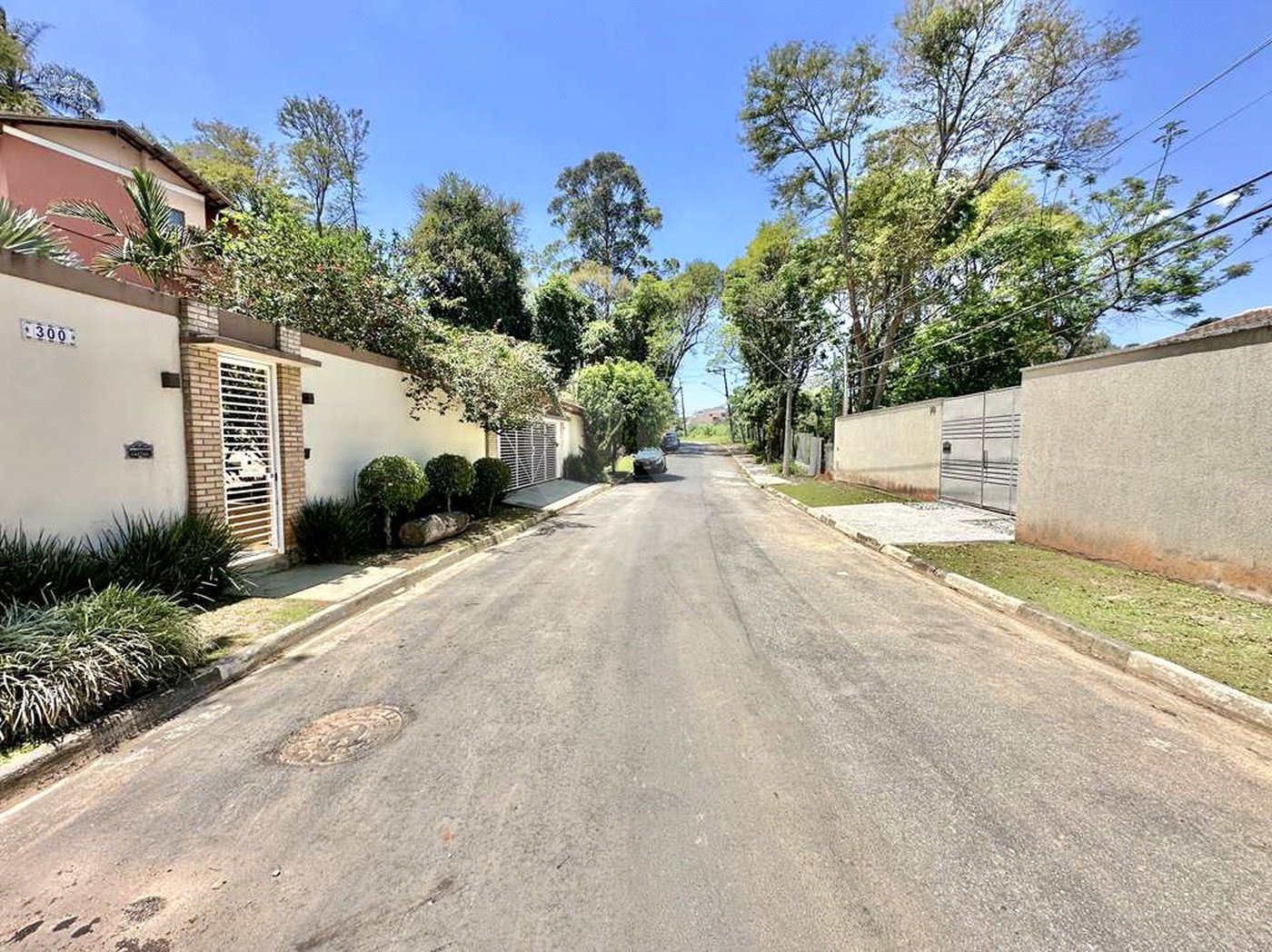Casa à venda com 4 quartos, sendo 3 suítes, no condomínio Vilarejo, Carapicuíba - SP