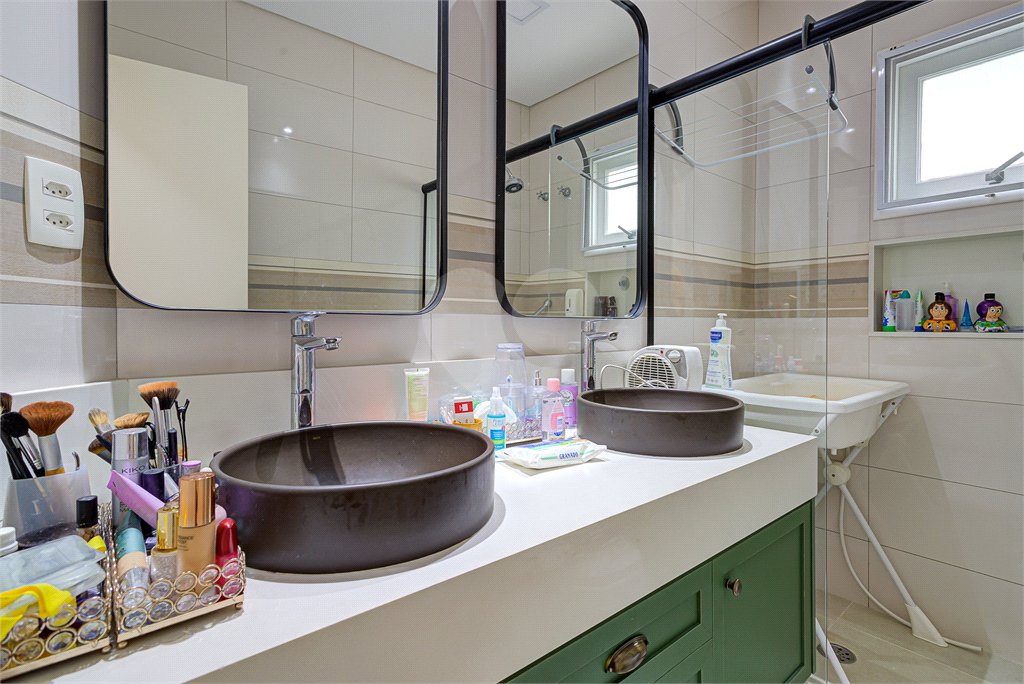 Casa à venda com 4 quartos, sendo 2 suítes, no condomínio Vila dos Ipês, São Paulo - SP