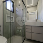 Indaiatuba - SP - Condominio Dona Lucilla - Valor R$2.295.000,00 - 3 suítes + escritório + lavabo - Terreno: 300m2 - Construção: 188m2 - Diferenciais - Móveis planejados no escritório, sala de TV, lavabo, cozinha, área gourmet, lavanderia, banheiros e closet - Ar condicionado em todos os ambie
