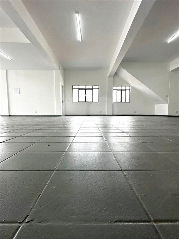 Galpão com 250m² , 4 vagas , para locação em Itaquera.