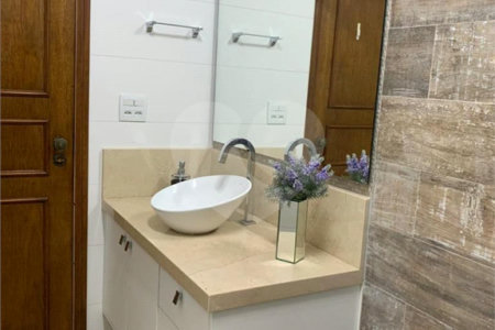 Sobrado à venda ou para alugar com 6 quartos, sendo 2 suítes, em Bosque da Saúde, São Paulo, SP