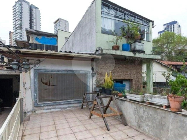 Sobrado à venda com 3 quartos, sendo 1 suíte,  em Bosque da Saúde, São Paulo, SP