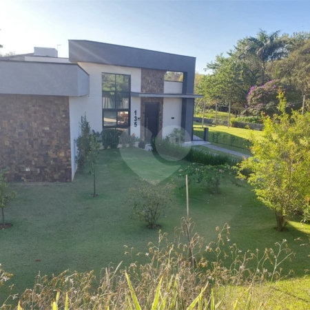 Casa à venda com 4 quartos, sendo 2 suítes,  no condomínio Figueira Garden, Atibaia - SP