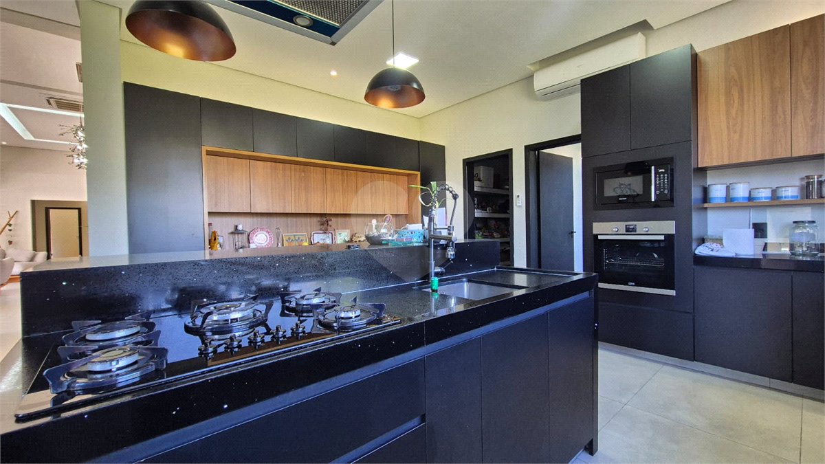 Casa à venda com 5 quartos, sendo 3 suítes, no condomínio Residencial Vale do Lago, Sorocaba - SP