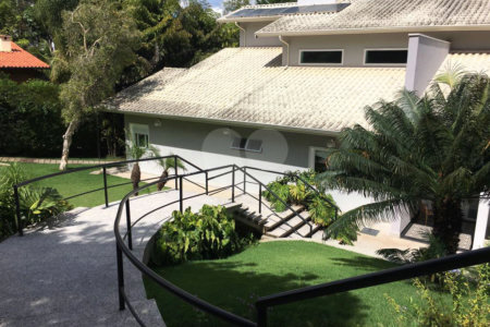 Casa à venda com 4 suítes no condomínio Estância Marambaia, Vinhedo - SP