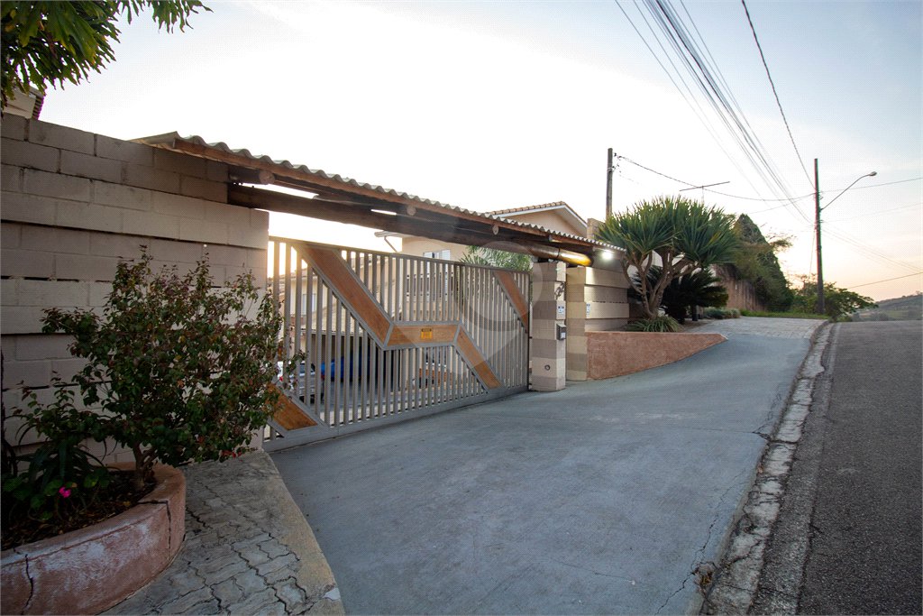 Casa à venda com 3 quartos, sendo 1 suíte, no condomínio Vilaregio, São Roque - SP