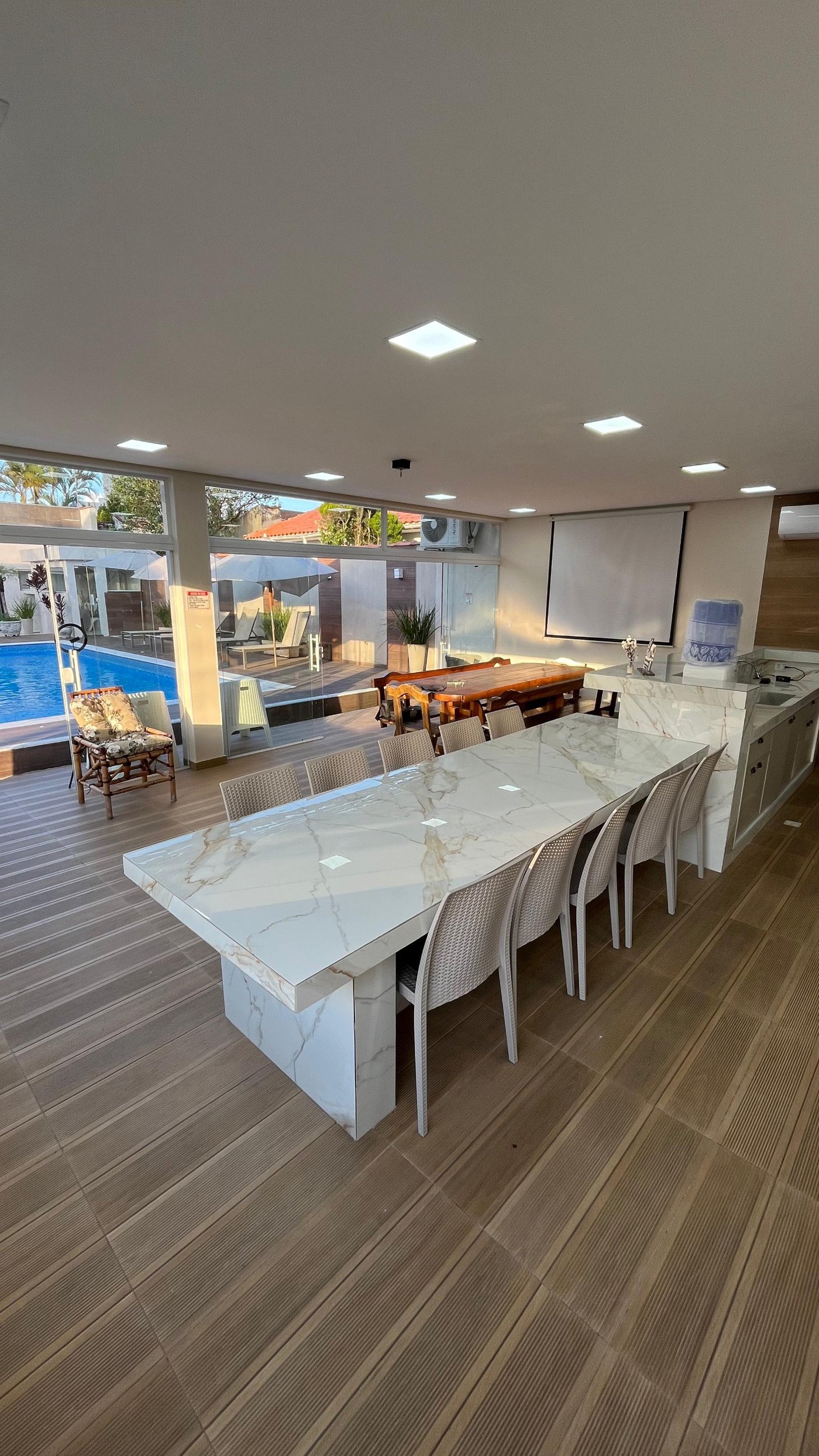 Casa à venda com 8 quartos, sendo 2 suítes, em Flórida, Praia Grande, SP
